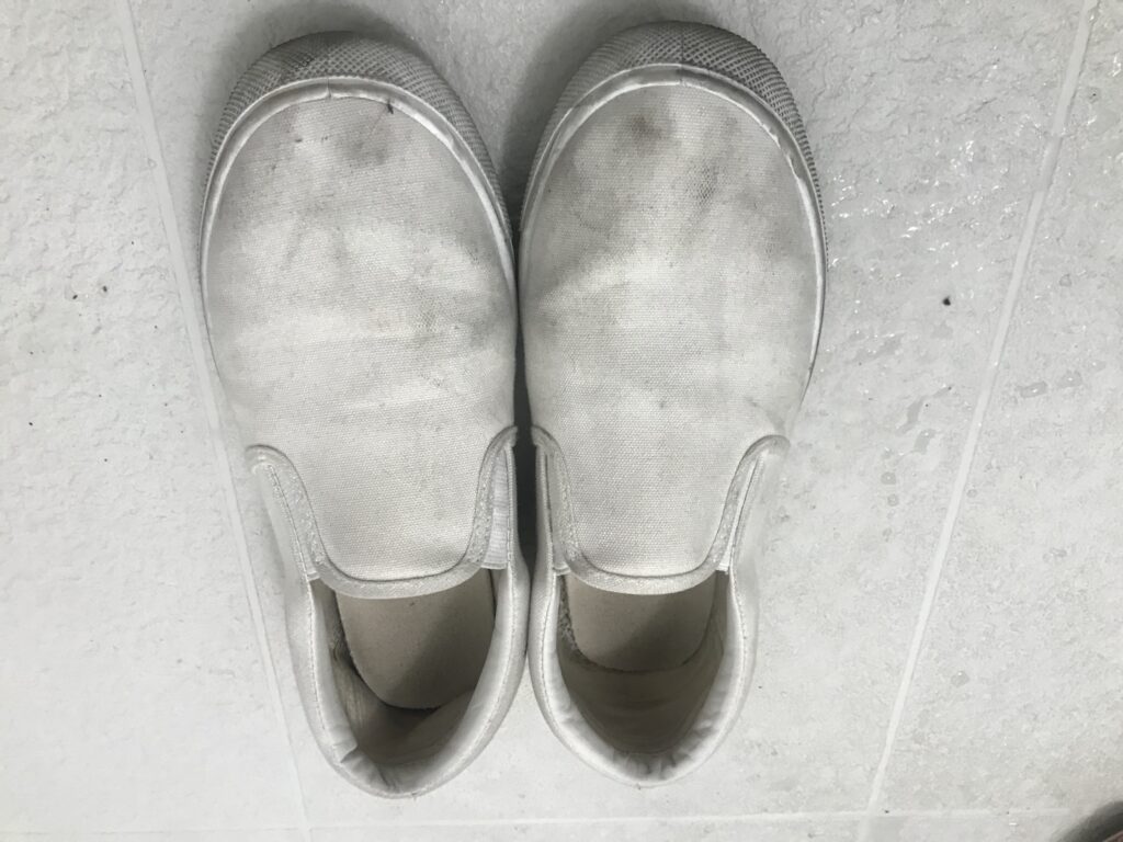 オキシクリーンで洗う前の靴