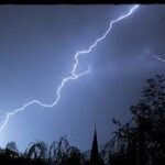 雷の避難方法 安全な場所と危険な場所はどこ?