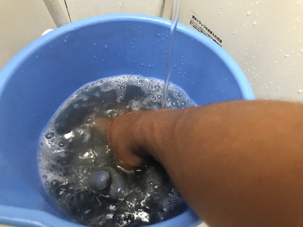 水ですすぎ、洗い流す