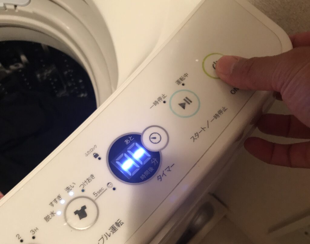 洗濯機の電源を入れる