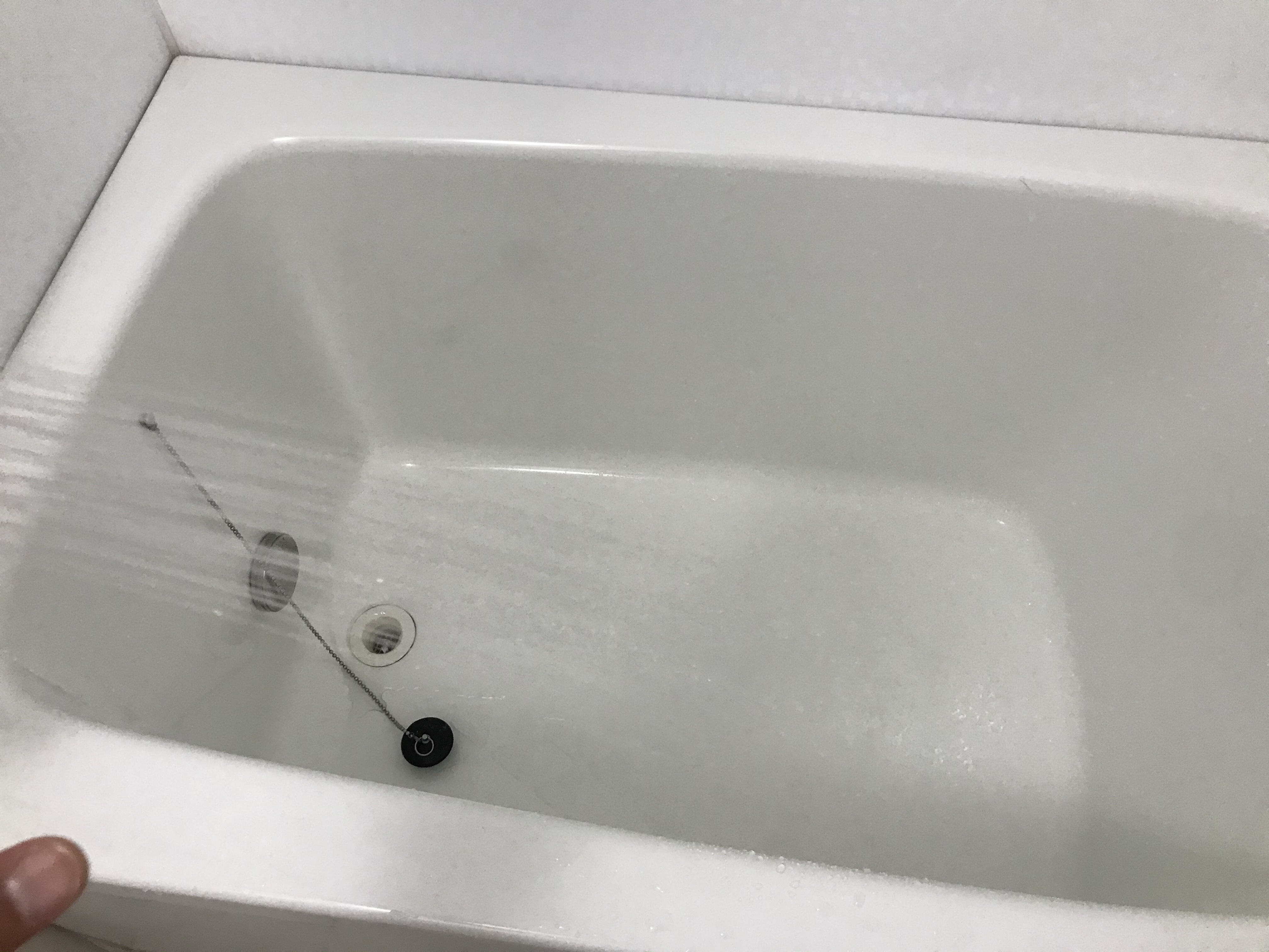 浴槽内を水ですすぐ