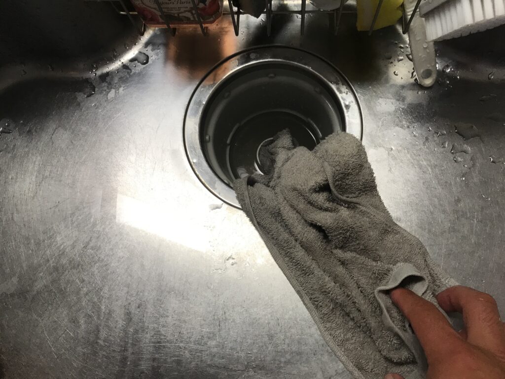 排水溝にタオルを詰める