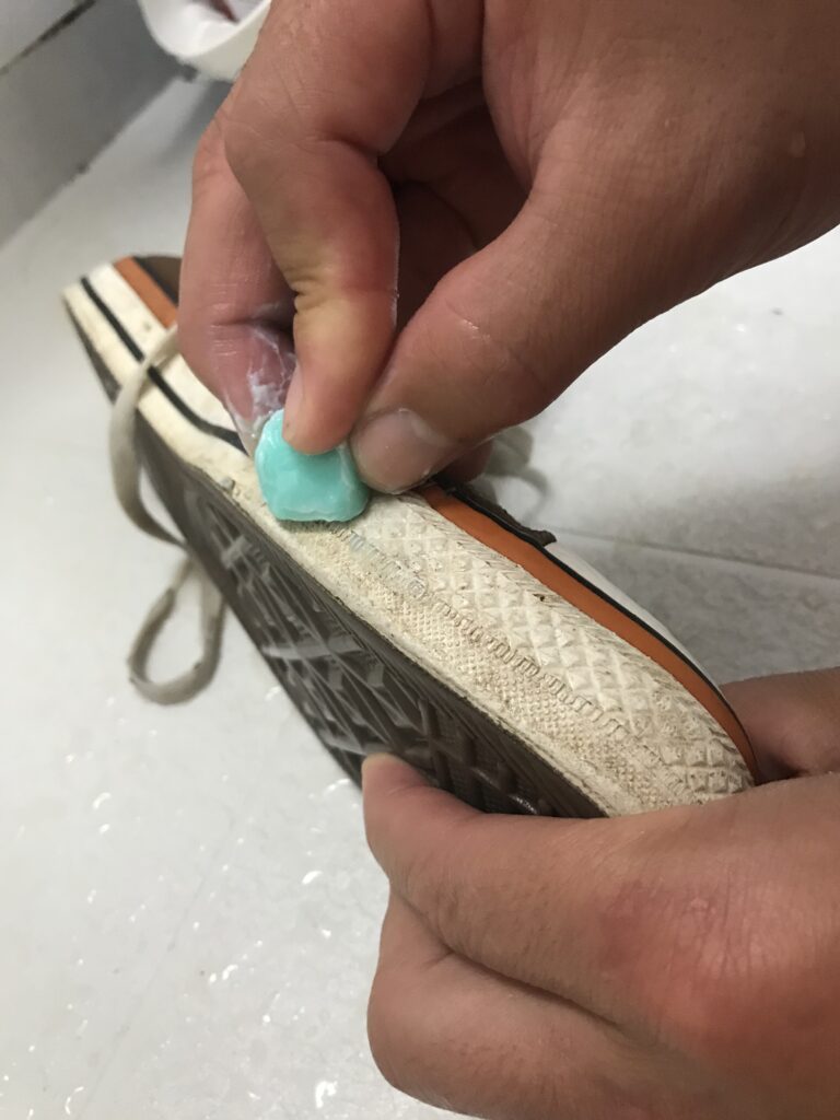 ウタマロ石鹸を靴に塗り込む